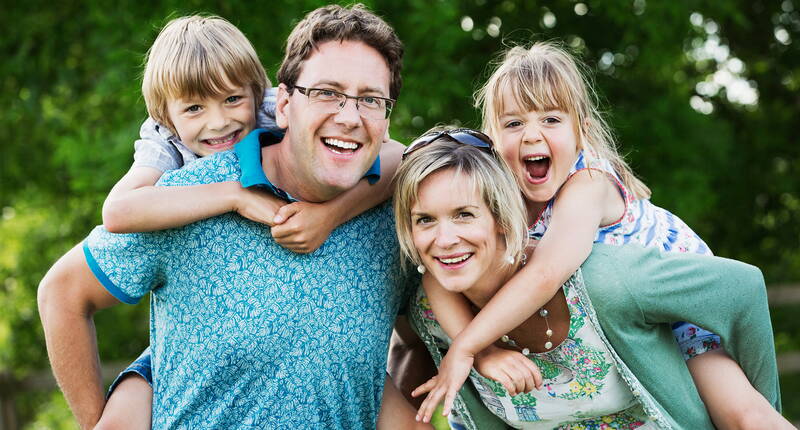 Descrizione: Una famiglia si gode una giornata di sole nella natura – sorrisi, verde e voglia di stare insieme rendono ogni uscita speciale.