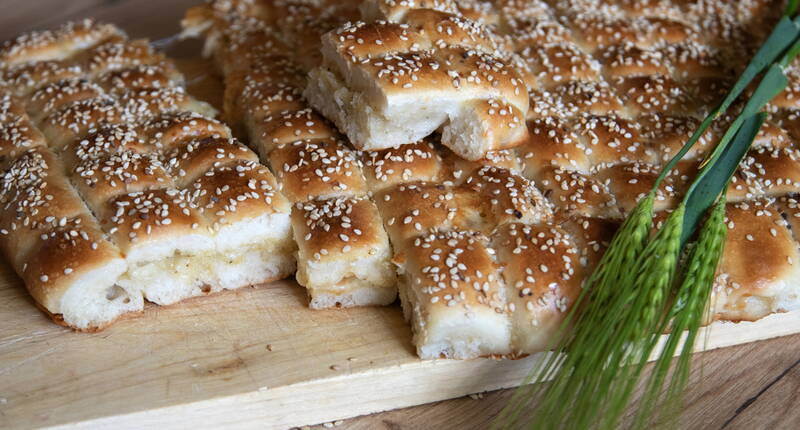 Das gefüllte Käsebrot passt hervorragend zu einem frischen, knackigen Salat und ist die perfekte Beilage für die sommerliche Grillparty.