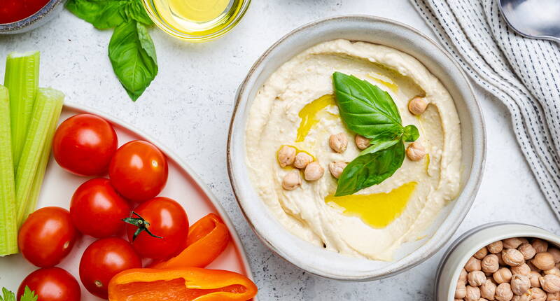 Voglia di un viaggio di gusto in Oriente? Con la nostra semplice ricetta di base puoi fare un fantastico hummus senza molto sforzo. È facile da fare e se si usano i ceci in scatola, è veloce come un lampo. La preparazione richiede solo 5 minuti.
