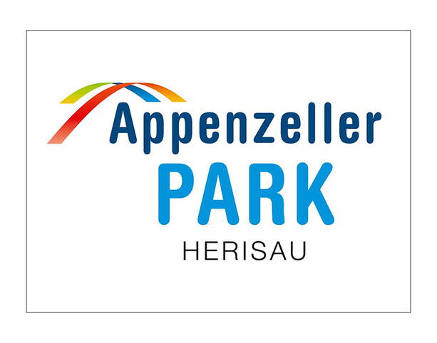 Logo des Appenzeller Parks mit blauem Schriftzug „Appenzeller Park Herisau“ und farbigen geschwungenen Linien in Rot, Gelb, Grün und Blau.