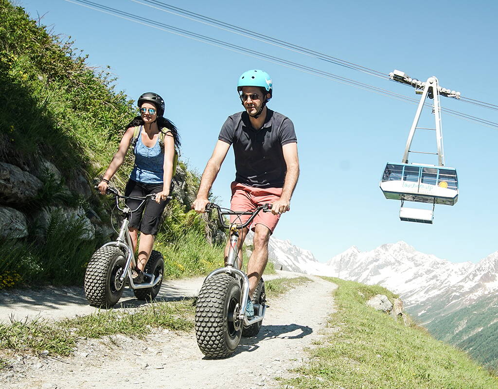 Va chercher ta trottinette géante à la station supérieure et descends jusqu'à Wiler. Mais avant de partir, profite de la vue fantastique sur la terrasse du restaurant panoramique!