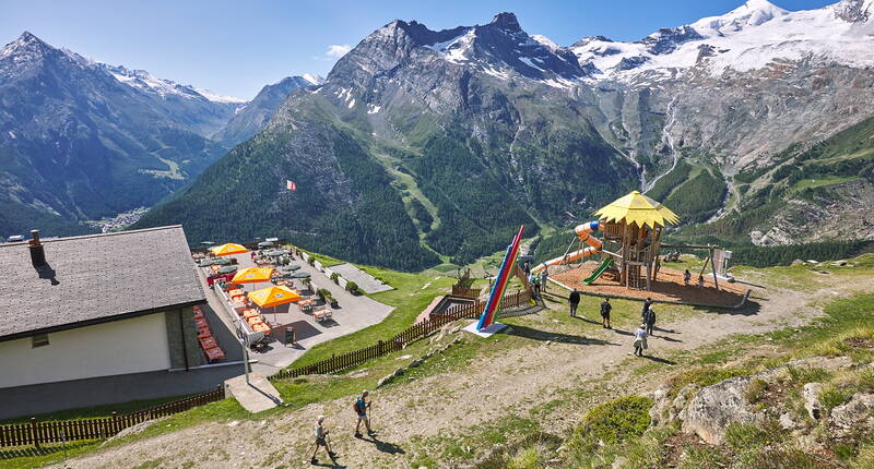 Familienausflug Hannig, Saas-Fee. Der Sonnenberg Hannig lädt zum Verweilen ein. Neben der grossen Sonnenterrasse und dem Kinderspielplatz, ist der Hannig auch Ausgangspunkt verschiedenster Themenwege und dem 5.5 km langen Trottiplausch.