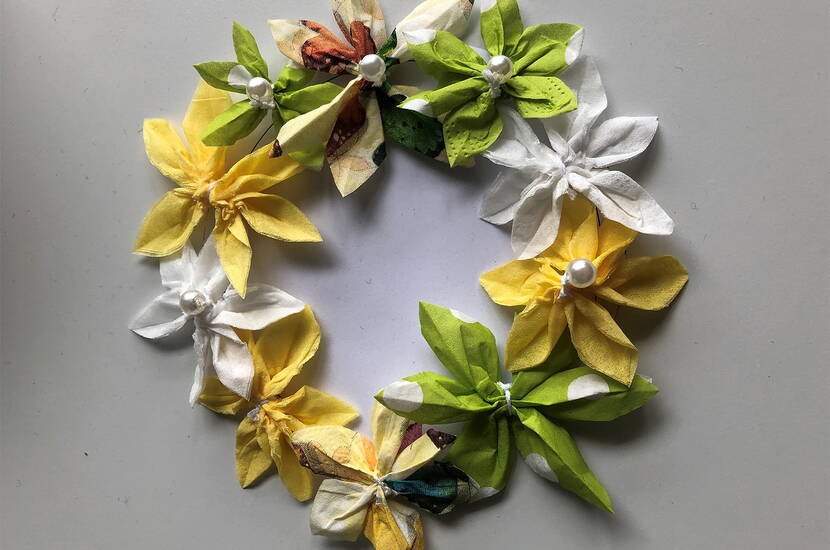 Für wenig Geld kannst du im Handumdrehen eine schöne Geschenktüte für den Muttertag basteln. Alles, was du dazu brauchst, ist eine Butterbrottüte, verschiedene Servietten, Dekomaterial und unsere Vorlagen mit Dankessprüchen zum kostenlosen Download.