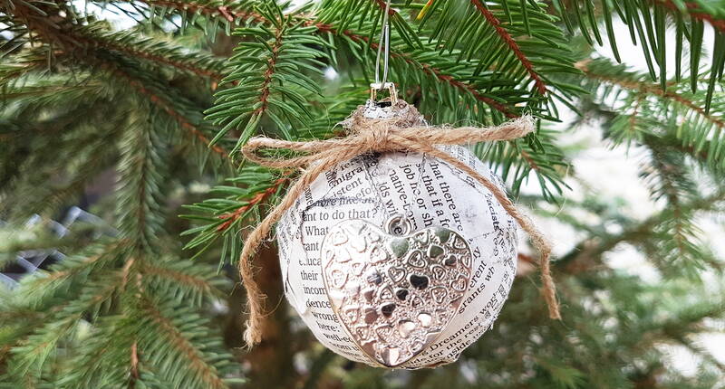 Dir gefallen deine Weihnachtsbaumkugeln vom letzten Jahr nicht mehr? Wir zeigen dir, wie du sie zu Retro-Unikaten upcyclen kannst.