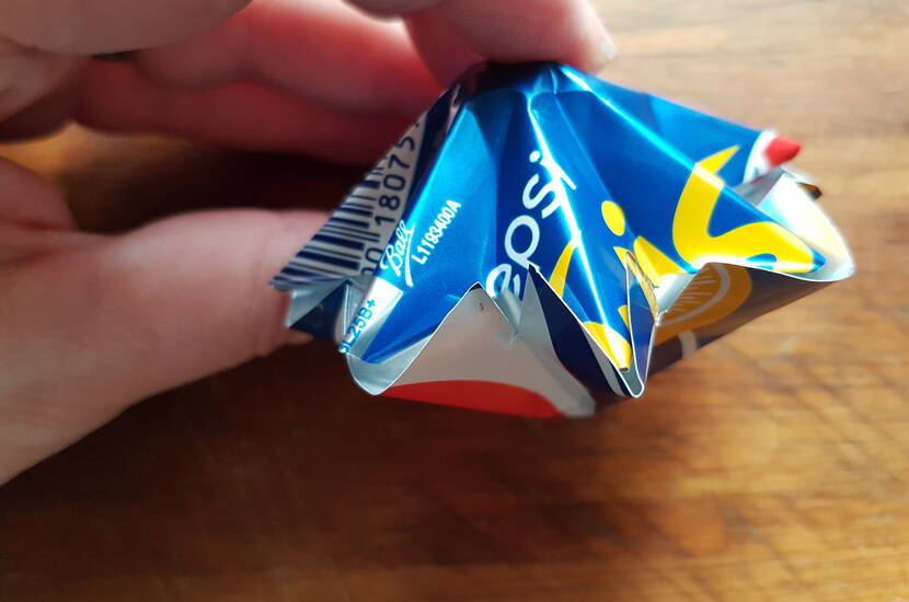 Kleiner Weihnachtsstern aus Aludose Heute zeigen wir dir, wie du aus einer leeren Coca Cola Dose (auch jede andere handelsübliche Alugetränkedose ist dafür geeignet), einen wunderschönen, langlebigen und auch für den Aussenbereich geeigneten Weihnachtsstern für deinen Tannenbaum basteln kannst.