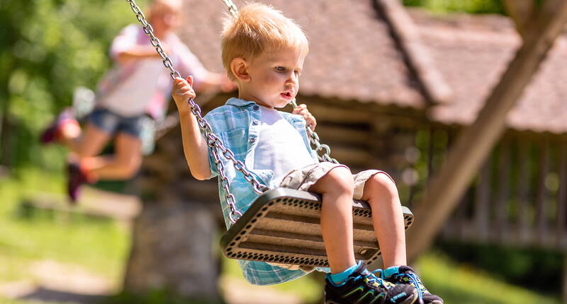 Familienausflug Abenteuerspielplatz Schattwäldli. Der beliebte Spielplatz befindet sich inmitten der Natur und ist problemlos mit Kinderwagen oder Rollstuhl erreichbar. Etwa 20 Minuten von der Bergstation der Zugerberg Bahn entfernt bietet der Spielplatz am Waldrand ausserdem idyllische Schattenplätze, mehrere Feuerstellen sowie Toiletten und fliessend Wasser.