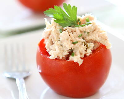 Saftige Tomaten gefüllt mit einer cremigen Thunfischmischung.