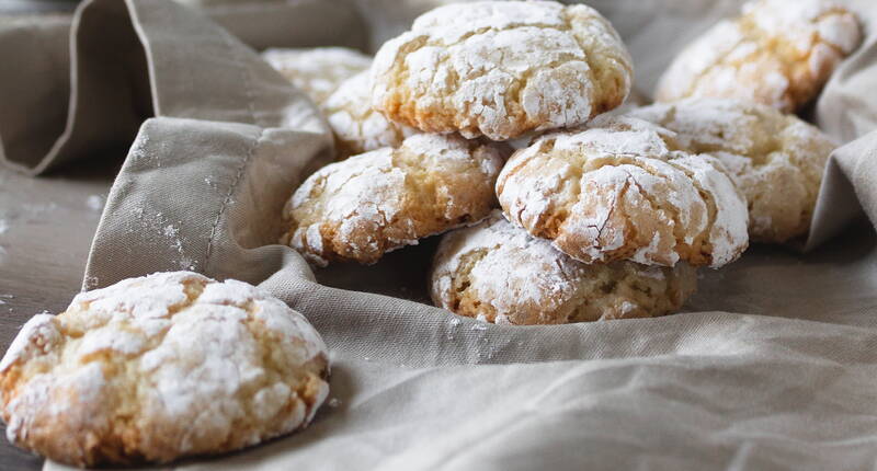 Ein typisch italienisches Gebäck mit Bittermandeln. Aussen knusprig und innen saftig weich. Wer kann hier noch widerstehen? – Mit unserem Rezept einfach nachmachen. 