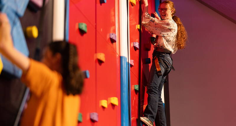 Mur d’escalade indoor au ArboPark avec différents niveaux de difficulté