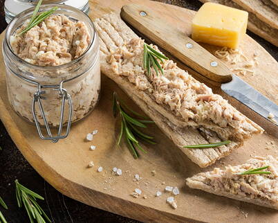 Zartes Thunfischmousse serviert auf knusprigem Knäckebrot.