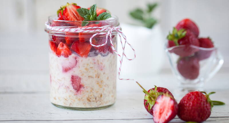 Tu cherches un petit déjeuner délicieux et nourrissant que tu peux facilement préparer à l'avance? Alors les overnight oats sont faits pour toi.