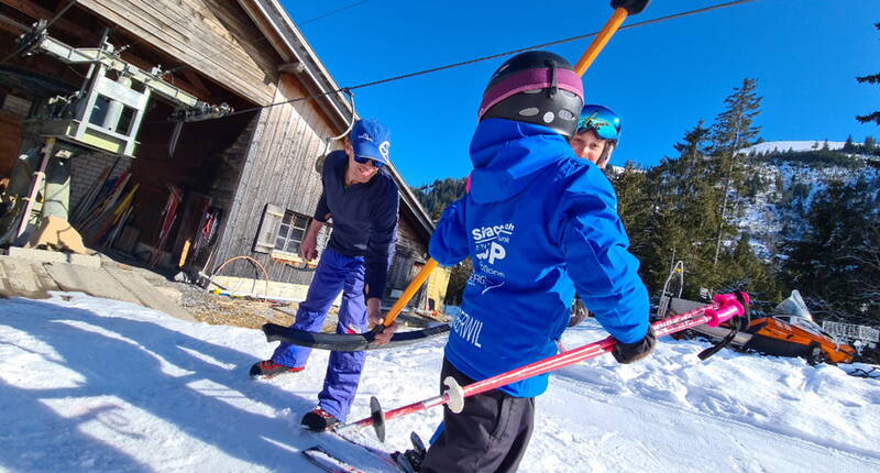 Excursion en famille au domaine skiable de Rossberg dans le Simmental. L'offre de ce domaine skiable et de loisirs est agréable, adaptée aux familles et bon marché ! La clarté du domaine skiable est particulièrement appréciée des familles.