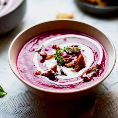 Una vellutata di barbabietole, arricchita con panna e funghi, ti offre calore, gusto e preziosi nutrienti.