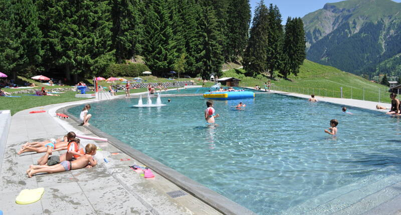 Familienausflug Schwimmbad Pany. Eines der höchstgelegenen Freibäder Europas (1300 m ü. M.) mit traumhaftem Panorama in die Prättigauer Bergwelt. Das Planschbecken für die jüngsten Badegäste und der grosszügige angelegte Kinderspielplatz mit Grillstelle laden zum Verweilen ein.