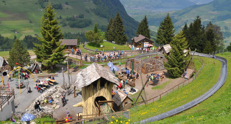 Familienausflug Abenteuerspielplatz Wirzweli. Langeweile ist auf dem Wirzweli oberhalb von Dallenwil ein Fremdwort. Viel zu spannend ist die Kräuterhexe Lizi, der Hexenspielplatz, die Ponys, der Eulenpfad und die Sommerrodelbahn.