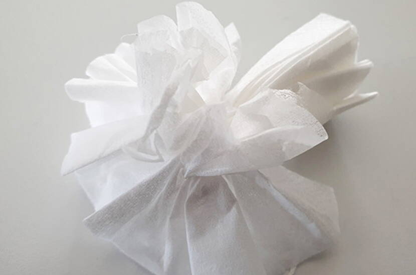 Diese fantastischen Blumen kannst du zu Hause ohne grossen Aufwand nachbasteln. Alles was du dafür benötigst, ist eine Serviette, eine Schere und ein Stück Baumwollgarn.