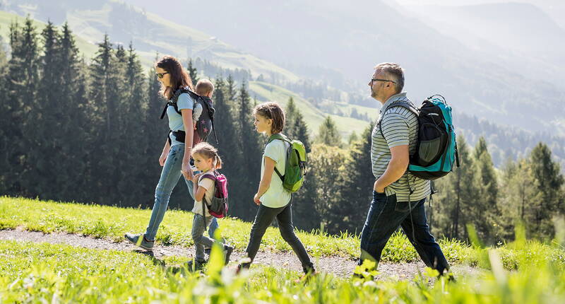 An der frischen Luft sein und sich nach Herzenslust austoben. Dies bietet dir und deinen Kindern die Kinderwelt von Sattel-Hochstuckli.