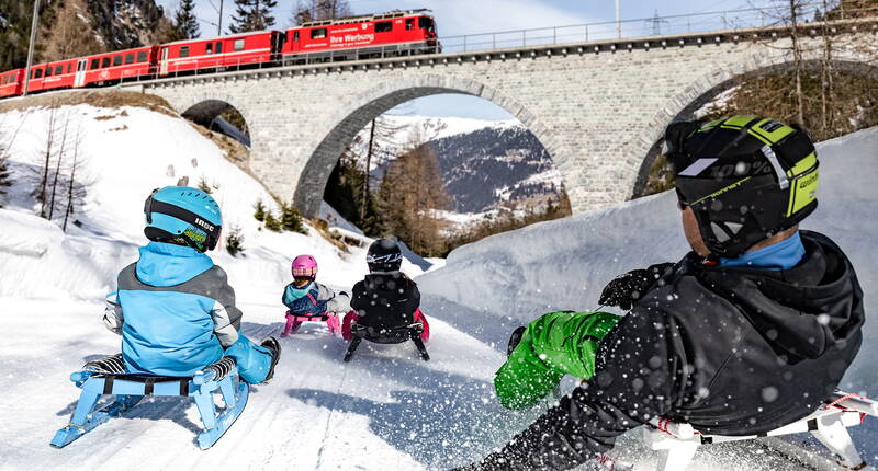 Familienausflug Schlitteln Preda-Bergün. Auf der einzigartigen Schlittelbahn Preda-Bergün erlebst du auf 6 km ein einmaliges Schlittelerlebnis. Während der Hochsaison fährt alle 30 Minuten ein Schlittelzug nach Preda, von wo aus gemütlich oder schnell mit dem Schlitten ins Tal gesaust werden kann.