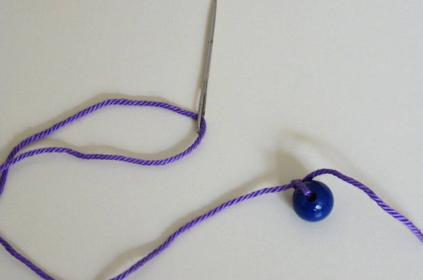 Kette aus Strohhalmen Bastle gemeinsam mit den Kindern eine sommerliche Halskette aus Strohhalmen.