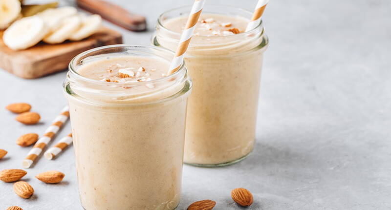 Recette d'un délicieux smoothie à la banane et aux amandes, parfumé à la cannelle.