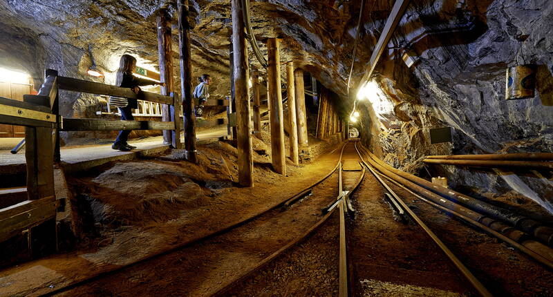 Excursion en famille aux Mines de Sel de Bex. Remonte la roue du temps et pars sur les traces des mineurs à la recherche de «l'or blanc». Découvre les performances impressionnantes que nos ancêtres ont réalisées, entièrement à la main, dans la dernière mine de sel de Suisse encore en activité.