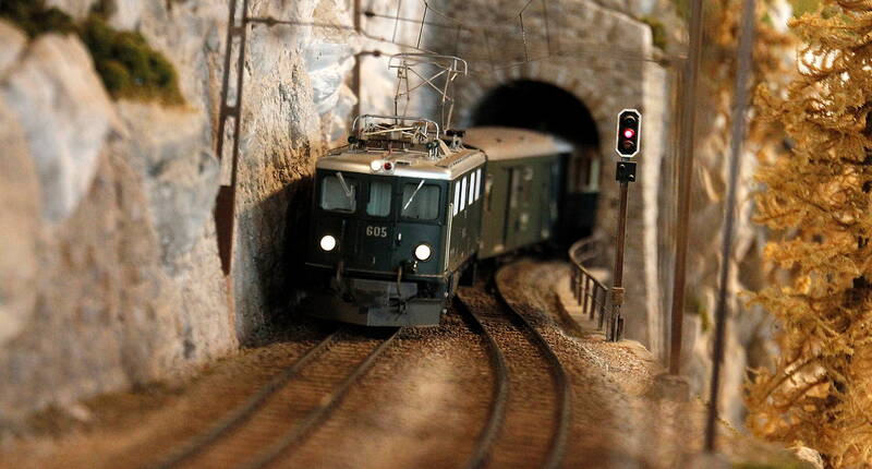 Familienausflug Bahnmuseum Albula. Auf 1'300 m2 Ausstellungsfläche wandelt der Besucher durch Täler und Tunnel, erfährt Wissenswertes zu den Pioniertaten rund um den Bau der Strecke und wird mittels Lichtinszenierungen, historischen Filmen und Fotos in die Vergangenheit entführt.