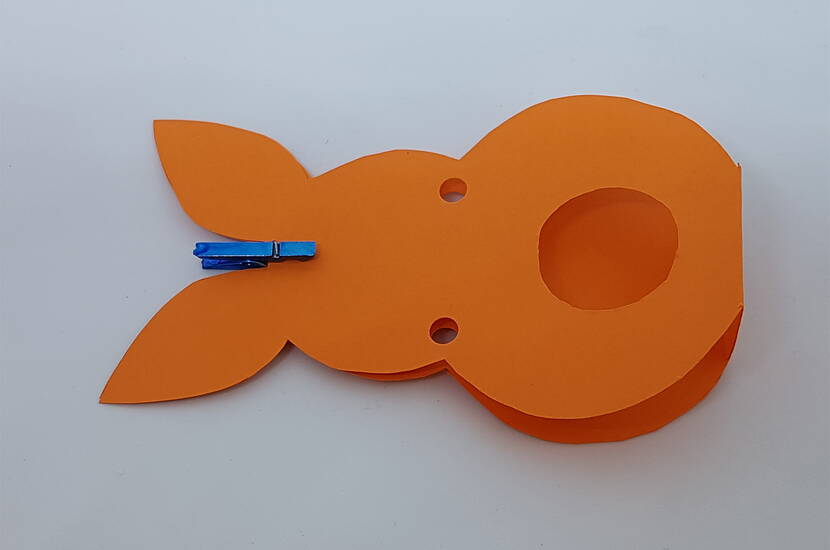 Osterhasenverpackung für Schokoladenkugeln Die perfekte Osterverpackung für leckere Schokoladenkugeln. Lade dir unsere Bastelvorlage herunter und bastele dir Verpackung in Form eines Osterhasen nach.