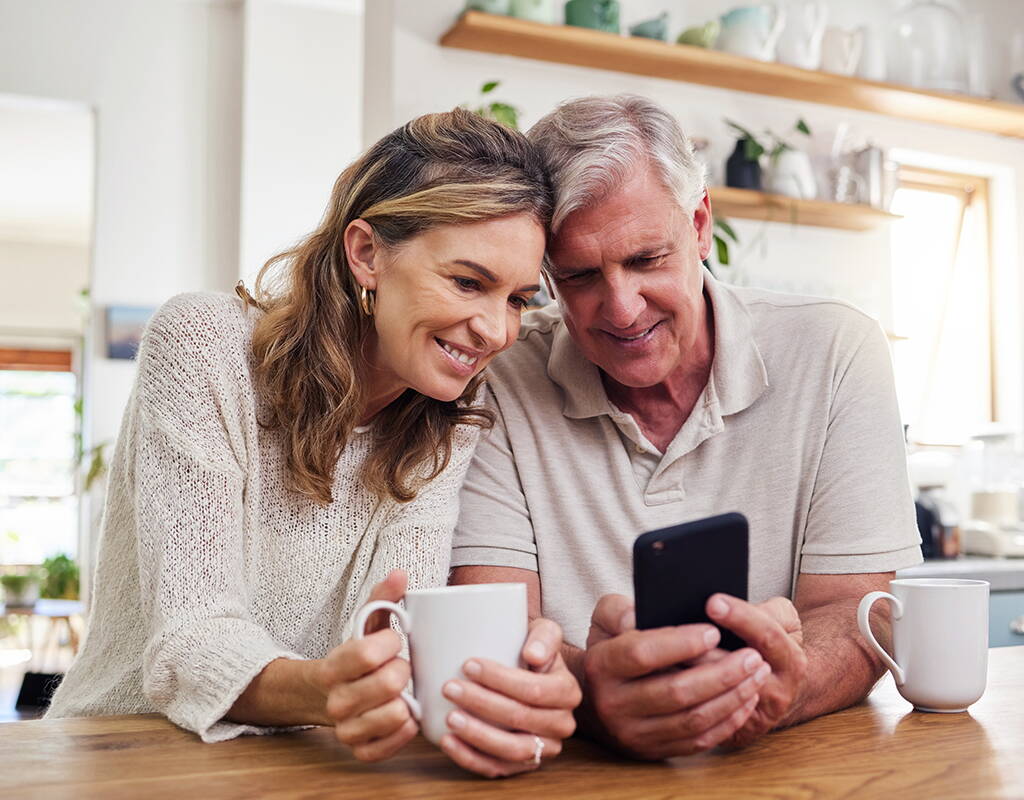 Coppia che si informa su consigli domestici e aiuti quotidiani – scopri guide pratiche nei blog MiBon