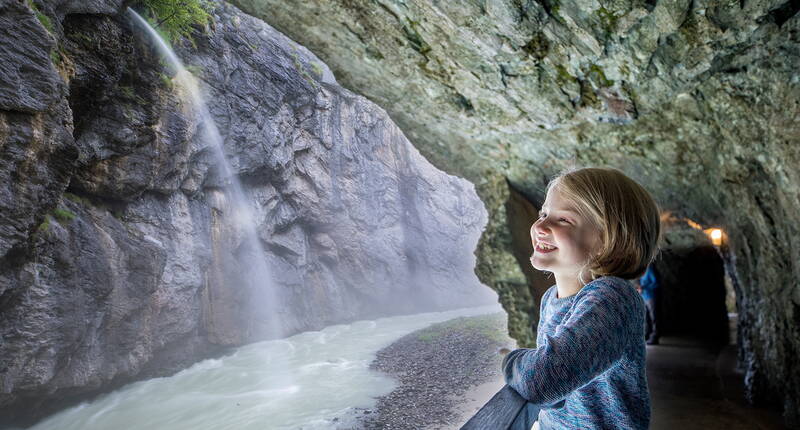 Bon pour une entrée gratuite aux gorges de l'Aar à Meiringen. Téléchargez maintenant le bon et visitez les mystiques, sombres et précieuses gorges de l'Aar. L'excursion offre les impressions les plus diverses selon les conditions météorologiques et convient très bien aux journées ensoleillées, voire chaudes, pour se rafraîchir agréablement, tout comme par temps douteux ou pluvieux. 