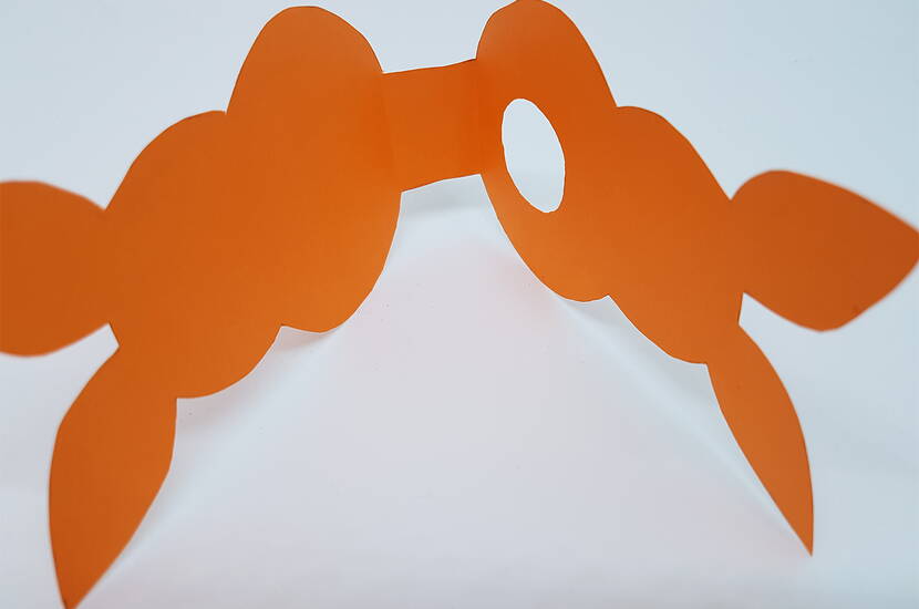 Osterhasenverpackung für Schokoladenkugeln Die perfekte Osterverpackung für leckere Schokoladenkugeln. Lade dir unsere Bastelvorlage herunter und bastele dir Verpackung in Form eines Osterhasen nach.