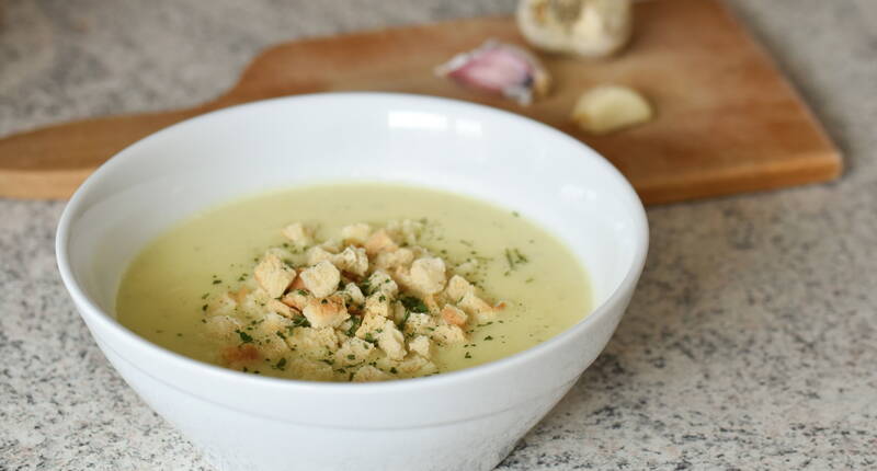 Ein wunderbares Rezept perfekt für kalte Tage. Eine leckere Knoblauchcremesuppe mit Crôutons.