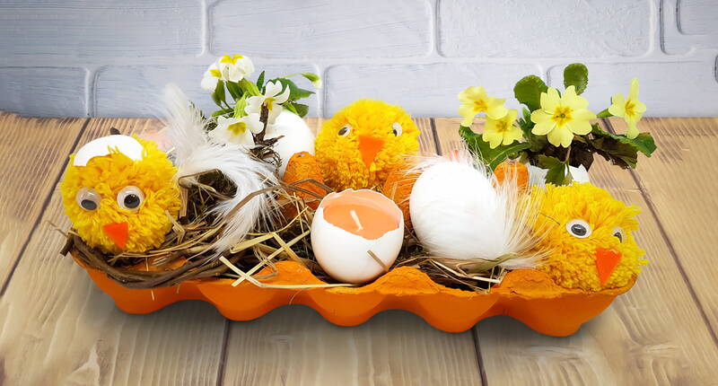 Um sich ein kleines Stück Frühling in die Wohnung oder den Hauseingang zu holen, eignet sich unsere neu kreierte Osterdekoration perfekt. Die süssen Pomponküken geben den letzten Schliff.