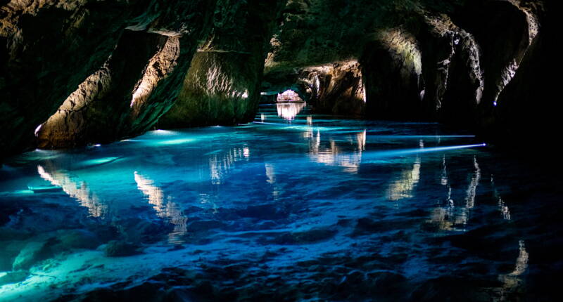 L’eau claire et scintillante du Lac Souterrain St‑Léonard reflète les parois rocheuses et crée une atmosphère magique.