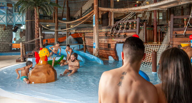 Tropisches Flair, bunte Rutschen und lachende Gesichter – entdeckt den Indoor-Bereich des Aquaparc Le Bouveret bei jedem Wetter.