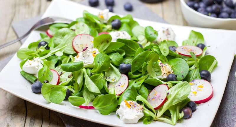 Eine wunderschöne und leckere Variante, für einen gesunden Frühlingssalat. Zubereitet mit Nüsslisalat, alternativ kann auch frischer Spinat benützt werden.