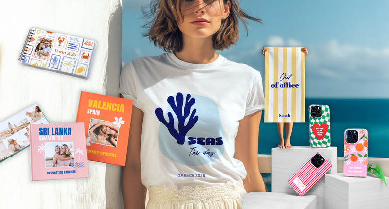 T-shirt, fotolibri, cover e teli mare personalizzati esposti in una scenografia estiva soleggiata, ideali per conservare i ricordi delle vacanze.