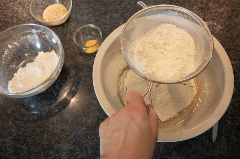 Pain farci au fromage Ajouter le sel et 500 g de farine de blé (tamisée), mélanger de nouveau, puis ajouter les 100 g de farine restants. Pétrir jusqu’à obtention d’une pâte lisse. Couvrir et laisser lever 40 minutes dans un lieu chaud. Préchauffer le four à 180 °C.