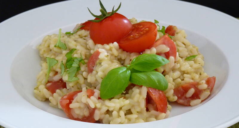 Einfach, günstig und gut – unser Pesto-Risotto mit Cherrytomaten steht innerhalb 40 Minuten auf dem Tisch und lässt kaum Wünsche offen.