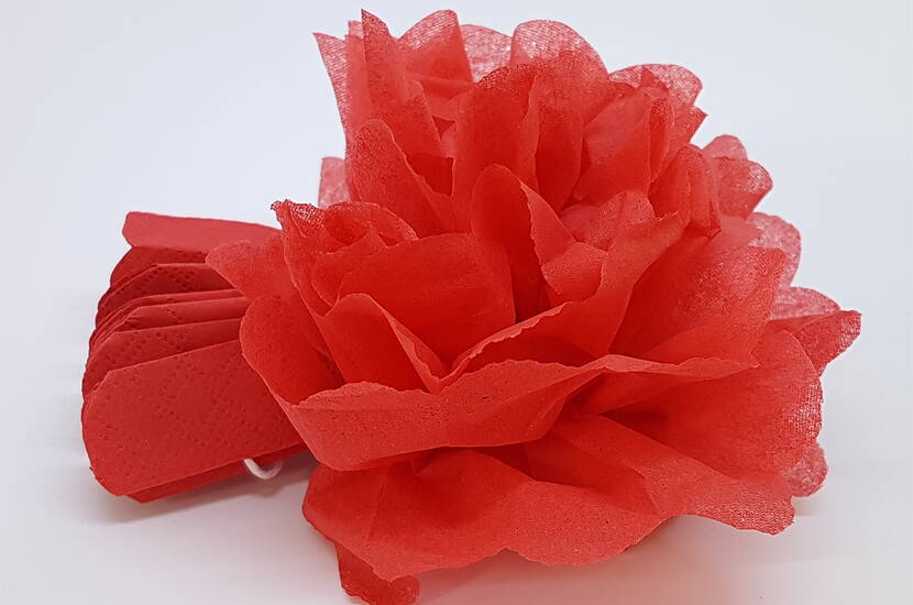 Geschenkverpackung mit Spitzenbordüre & Serviettenblumen Heute zeigen wir dir, wie du aus Packpapier, Papierservietten und Spitzenband schöne Geschenkverpackungen bastelst.