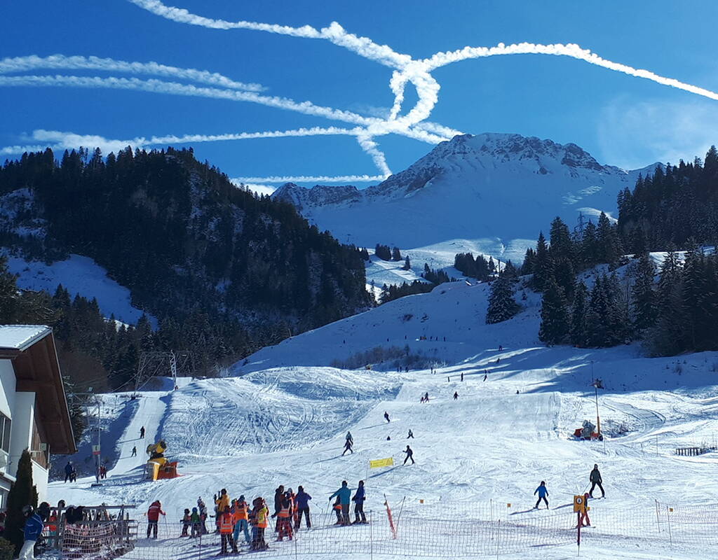 2 télésièges, 2 téléskis, au total 22 kilomètres de pistes parfaitement préparées et une vue phénoménale sur les Préalpes fribourgeoises et le Lac Noir. Les remontées mécaniques du Kaiseregg t'offrent tout cela et bien plus encore. Profite de notre bon de réduction et plus rien ne s'opposera à ta fantastique journée de ski.