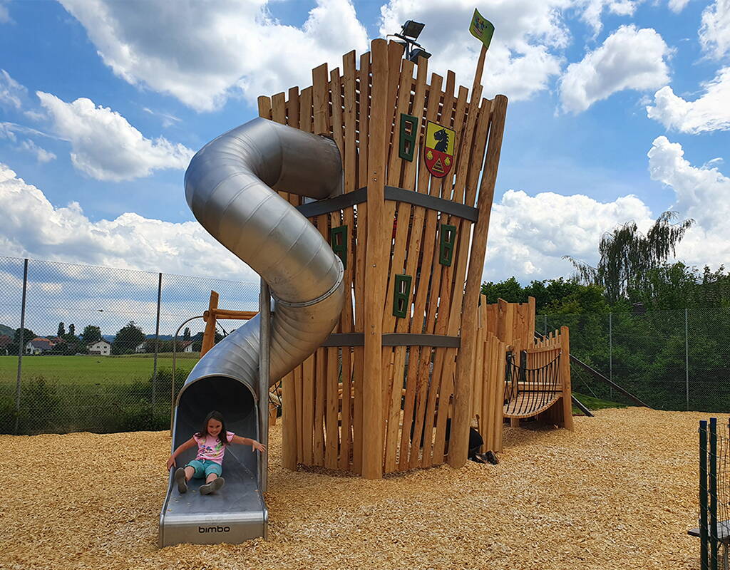 Der BEO Funpark bietet Fun & Action für jedes Alter. Auch von den grossen Kinder, beziehungsweise Begleitpersonen, können alle Spielgeräte genützt werden. Lade dir jetzt den Rabattgutschein herunter und erkunde den Klettervulkan, die Riesenrutsche, die verschiedenen Hüpfburgen und vieles mehr.