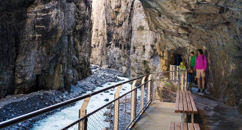 30 % de réduction sur les prix d'entrée dans les gorges du glacier de Grindelwald. Télécharger maintenant le bon et en profiter. Depuis des milliers d'années, l'eau des glaciers de Grindelwald a façonné les gorges en une imposante œuvre d'art. La construction de toile «Spiderweb», une toile praticable tendue au-dessus des gorges, garantit des sensations fortes.