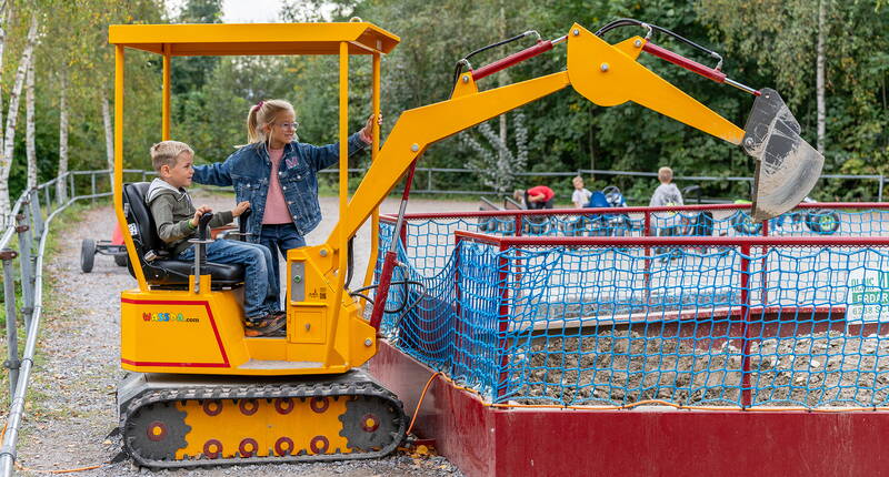 Der beliebte Kinderbagger im Schongiland lädt zum Ausprobieren und Mitmachen ein – ein Highlight auf dem Baustellen-Spielplatz für kleine Baumeister*innen.