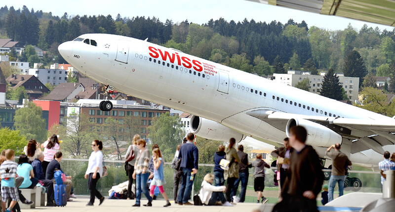 Auf über 7500 Quadratmetern laden auf der Zuschauerterrasse B ein Miniflugplatz für die Kinder, Fluginformationsstellen und ein Entdeckungspfad rund um das Thema «Faszination Fliegen» zum Verweilen ein.