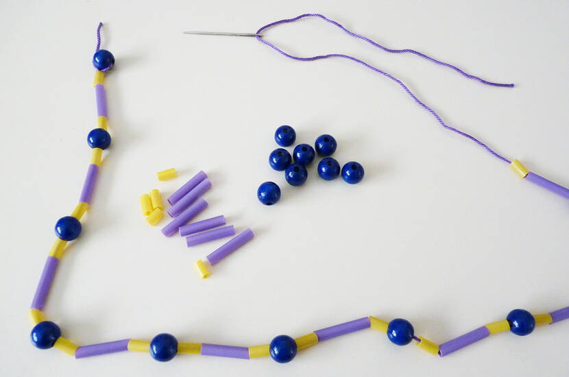 Kette aus Strohhalmen Bastle gemeinsam mit den Kindern eine sommerliche Halskette aus Strohhalmen.