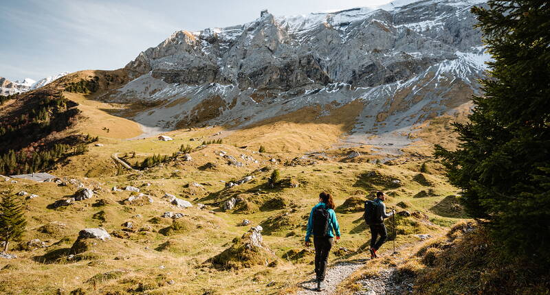 Diese wunderbare Route erschliesst den gesamten Talabschluss vom weltberühmten Chuenisbärgli bis zum Sillerenbühl. Die Tour beginnt auf knapp 2000 m ü. M. – am Wochenende bringt dich die Sesselbahn zeitsparend vom Bergläger aufs Höchsthorn. 