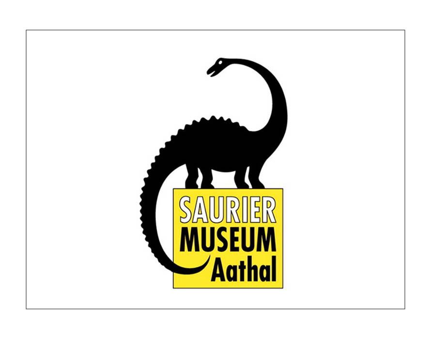 Schwarz-gelbes Logo mit Dinosaurier-Silhouette und Schriftzug „Sauriermuseum Aathal“.