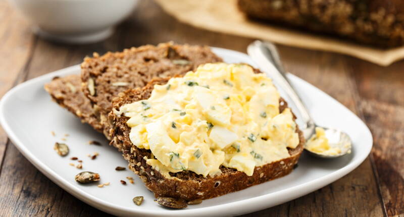 Contrairement à la variante classique, nous n'utilisons pas de mayonnaise pour la préparation de la salade aux œufs. La salade est ainsi plus légère et plus digeste. La salade se marie parfaitement avec un pain aux graines rustique et constitue une fantastique alternative à la pâte à tartiner de saucisse de foie.