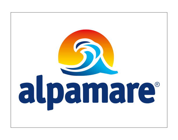 Logo von Alpamare mit blauem Schriftzug und einer stilisierten Welle vor einem Sonnenuntergang in Orange und Gelb.