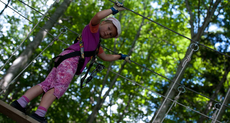 Escursione per famiglie al parco avventura di Balmberg. Nove percorsi con diversi livelli di difficoltà offrono esperienze e sfide agli appassionati di outdoor, alle famiglie, ai gruppi e ai club.